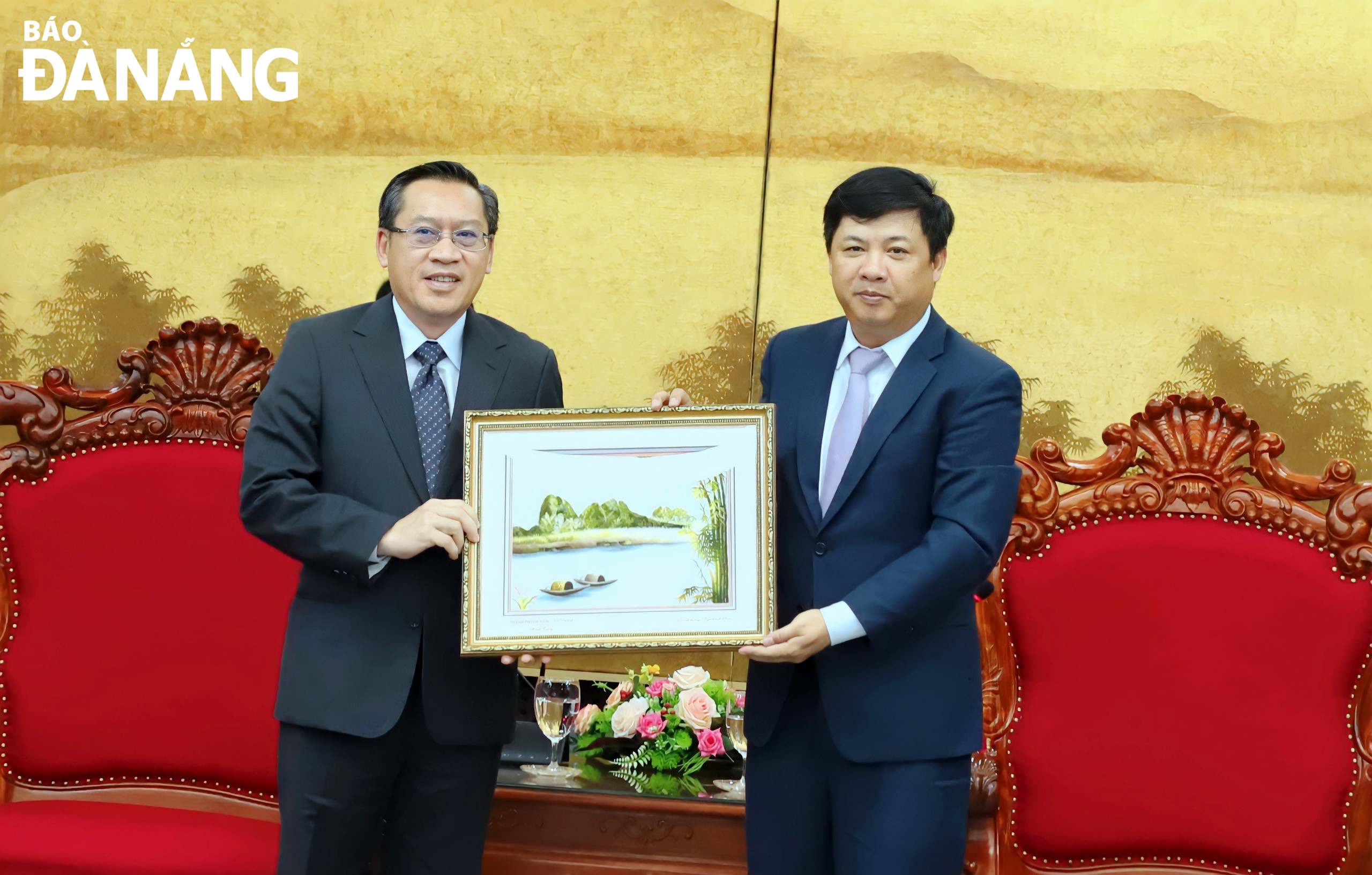 Da Nang Party Committee Deputy Secretary Luong Nguyen Minh Triet presenting a souvenir gift to Mr. Phoxay Xayasone, Secretary of the Party Committee and Governor of the Lao Province of Salavan.