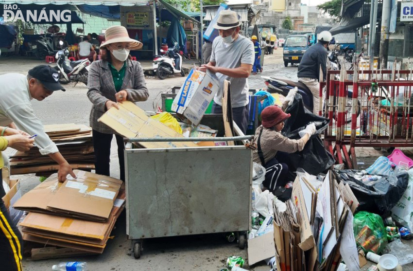 Cán bộ một khu dân cư phường Hải Châu 2 (quận Hải Châu) duy trì thu gom rác tài nguyên nhằm thúc đẩy phân loại rác tại các hộ gia đình, cơ sở kinh doanh. Ảnh: HOÀNG HIỆP