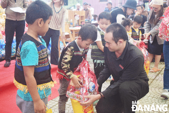 Children of the ethnic Co Tu group in Ta Lang and Gian Bi villages, Hoa Bac Commune, Hoa Vang District received Tet gifts under the Tet programme for children which was jointly launched by the Da Nang Young Architects Club and the Hoa Bac Commune Youth Union Organisation to be held in December 2022. Photo: THU DUYEN