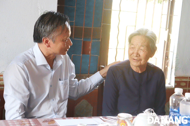 Da Nang always pays special attention to securing good care for people with meritorious services to the nation, and policy beneficiary families IN THE PHOTO: Head of the municipal Party Committees Propaganda Department Doan Ngoc Hung Anh (left) visiting a policy beneficiary family to mark the 75th anniversary of War Invalids and Martyrs Day (July 27).  Photo: NGOC HA