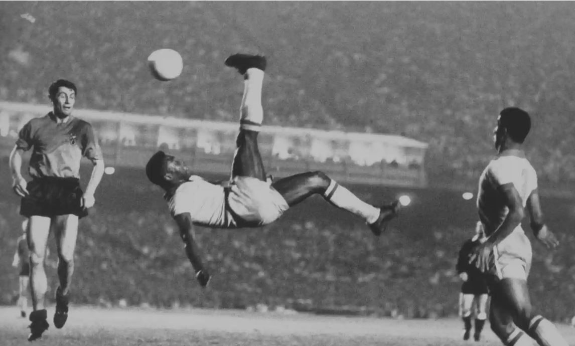 Pelé thực hiện cú tung người móc bóng trong màu cờ sắc áo của đội tuyển Brazil năm 1965. Ảnh: Getty Images