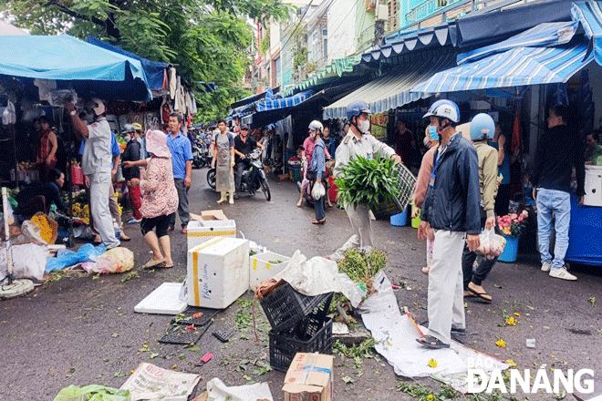 Đội Quy tắc đô thị quận Ngũ Hành Sơn phối hợp Tổ Quy tắc đô thị phường Mỹ An ra quân xử lý tình trạng lấn chiếm lòng, lề đường tại chợ Bắc Mỹ An. Ảnh: T.C