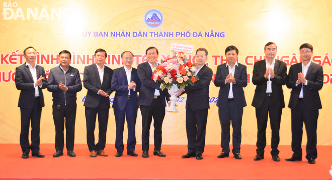 Da Nang's leaders presenting a basket of flowers to congratulate the city's financial sector on completing its budget collection and expenditure tasks in 2022. Photo: M. QUE