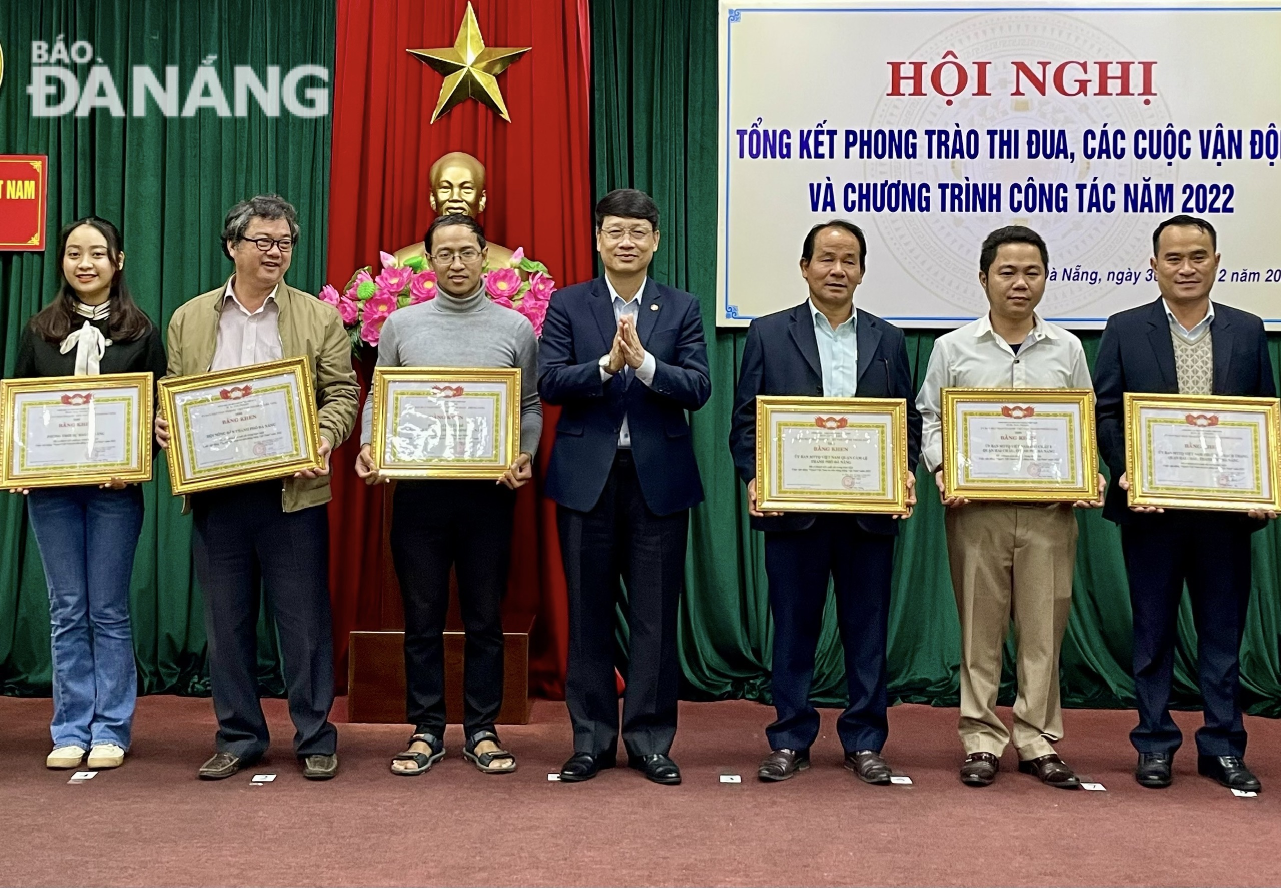 Chủ tịch Ủy ban MTTQ Việt Nam thành phố Ngô Xuân Thắng (ở giữa) trao bằng khen cho các tập thể đã có thành tích xuất sắc trong thực hiện “Cuộc vận động người Việt Nam ưu tiên dùng hàng Việt Nam” năm 2022. Ảnh: N.QUANG