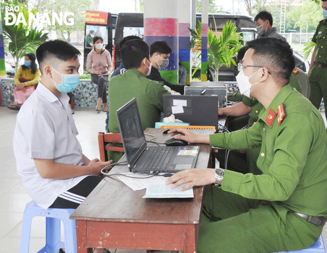 Police in Da Nang's Thanh Khe District collecting neccessary documents to issue chip-based citizen identification cards and personal identification numbers to local citizens. Photo: LE HUNG