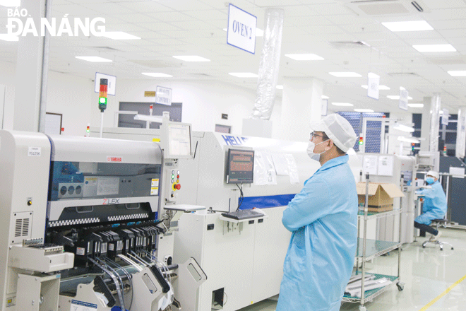 Enterprises strive to produce and set business targets in 2023. IN PHOTO: Engineers working at the SMT high-tech electronics manufacturing and assembly factory (Trungnam EMS) located in the Da Nang Hi-Tech Park. Photo: M.QUE