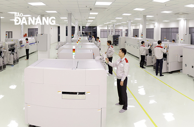 Sản xuất sản phẩm công nghệ thông tin - thiết bị điện tử tại Nhà máy nghiên cứu, sản xuất và lắp ráp thiết bị điện tử công nghệ cao SMT Trung Nam (Khu Công nghệ cao Đà Nẵng). Ảnh: N.P