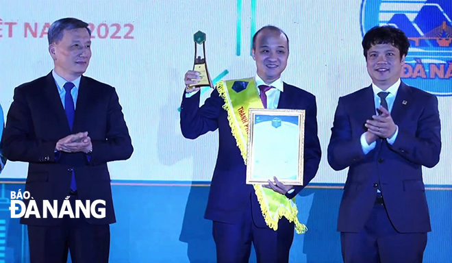 Phó Chủ tịch UBND thành phố Lê Quang Nam (giữa) nhận giải thưởng 
