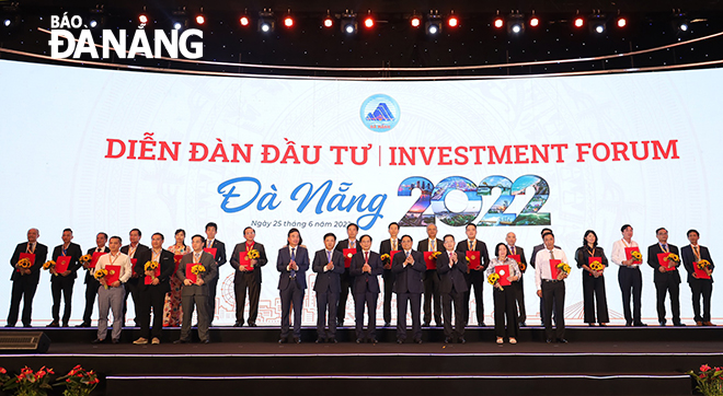 Thủ tướng Chính phủ Phạm Minh Chính và lãnh đạo thành phố trao thưởng cho các tổ chức, doanh nghiệp có dự án đầu tư lớn tại thành phố, đóng góp tích cực cho hoạt động xúc tiến đầu tư, thương mại và du lịch. Ảnh: V.HOÀNG