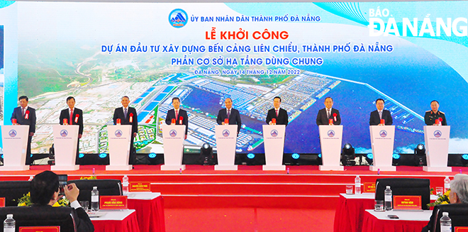 Lãnh đạo Đảng, Nhà nước và thành phố nhấn nút khởi công dự án Bến cảng Liên Chiểu. Ảnh: T.LÂN