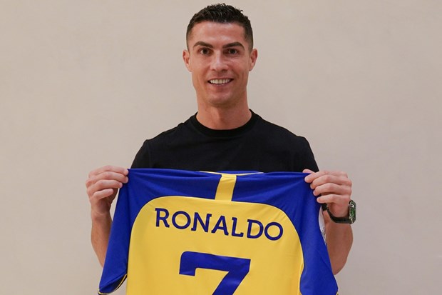 Ronaldo gia nhập Al-Nassr, nhận lương 200 triệu euro mỗi năm