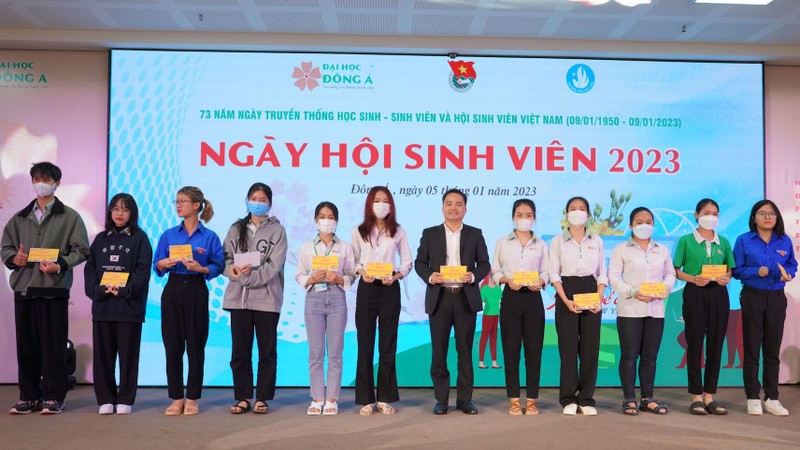 Tặng hơn 200 vé xe Tết cho sinh viên khó khăn