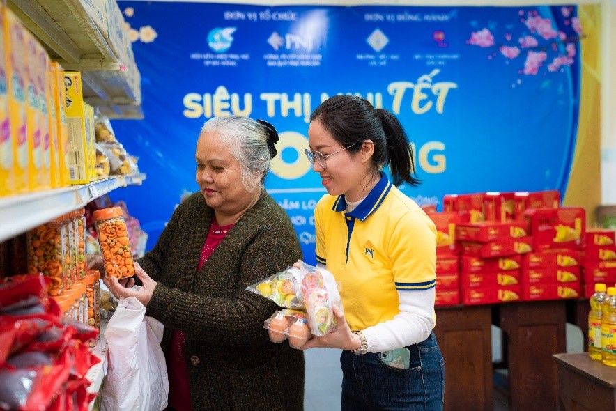 PNJ trao 300 triệu đồng hỗ trợ gia đình khó khăn Đà Nẵng dịp Tết