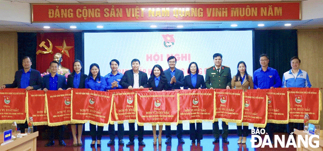 Thành Đoàn Đà Nẵng nhận cờ thi đua xuất sắc của Trung ương Đoàn