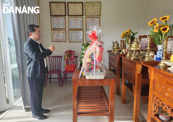 Bí thư Thành ủy Nguyễn Văn Quảng thắp hương tưởng nhớ cố lãnh đạo qua các thời kỳ