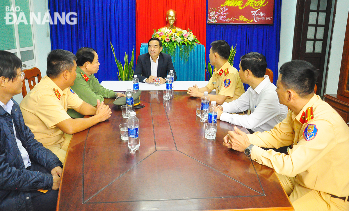 Chủ tịch UBND thành phố Lê Trung Chinh thăm, chúc Tết Trạm Cảnh sát giao thông Cửa ô Hòa Nhơn