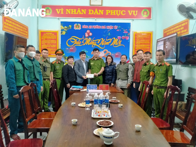 Lãnh đạo quận Hải Châu thăm, động viên, tặng quà lực lượng tuần tra 8394
