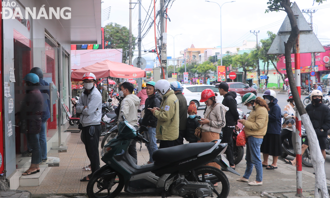 Vẫn còn tình trạng xếp hàng chờ rút tiền tại một số ATM