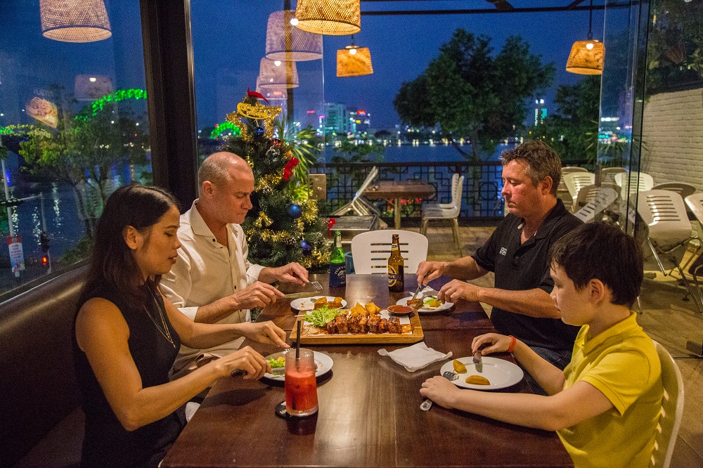 Du khách nước ngoài ấn tượng bởi không khí Tết tại Đà Nẵng