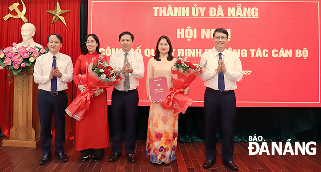 Lãnh đạo thành phố tặng hoa chúc mừng Phó Chủ tịch HĐND thành phố Nguyễn Thị Anh Thi và Bí thư Quận ủy Ngũ Hành Sơn Cao Thị Huyền Trân vừa được bổ nhiệm. Ảnh: N.PHÚ