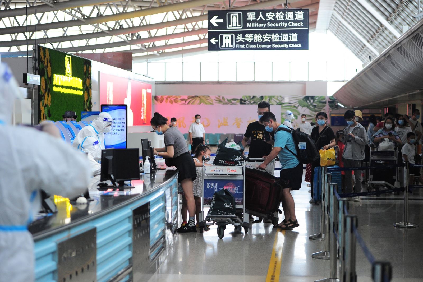 Khách du lịch làm thủ tục tại sân bay ở thành phố Tam Á, đảo Hải Nam, Trung Quốc. Ảnh: AFP/TTXVN