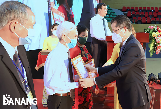 Municipal Party Committee Secretary Nguyen Van Quang awarding Certificates of Merit to outstanding Party cell secretaries in residential areas at an information conference on March 29, 2022. Photo: N.PHU