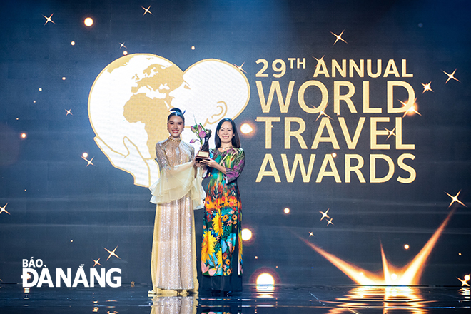 Director of the Da Nang Department of Tourism Truong Thi Hong Hanh (right) receiving the prestigious award 'Asia's Leading Festival and Event Destination 2022' at the awards ceremony in September. Photo: THU HA