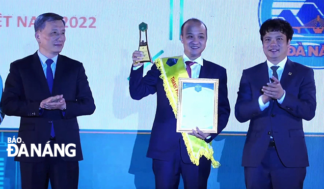 Vice Chairman of the Da Nang People's Committee Le Quang Nam (center) receives the Viet Nam Smart City Award 2022. Photo: M.Q