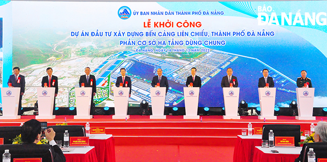 Leaders of the Party, State and city pressing the buttons to kick-start the construction of the shared infrastructure of the Lien Chieu Port project. Photo: T.LAN