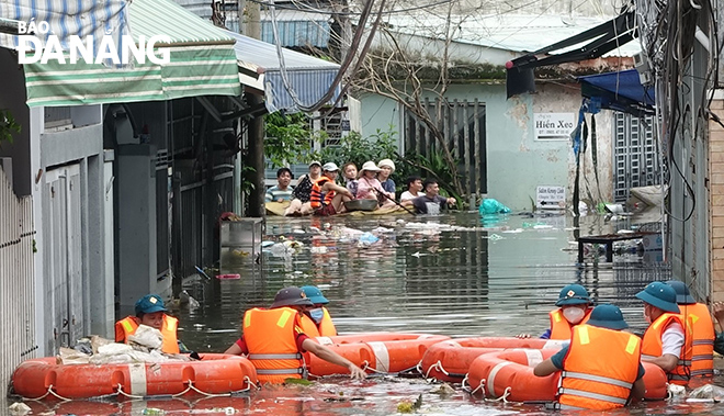 Natural disaster prevention and control forces in Chinh Gian Ward, Thanh Khe District, wading into the deep flooded areas to evacuate victims. Photo: H.HIEP