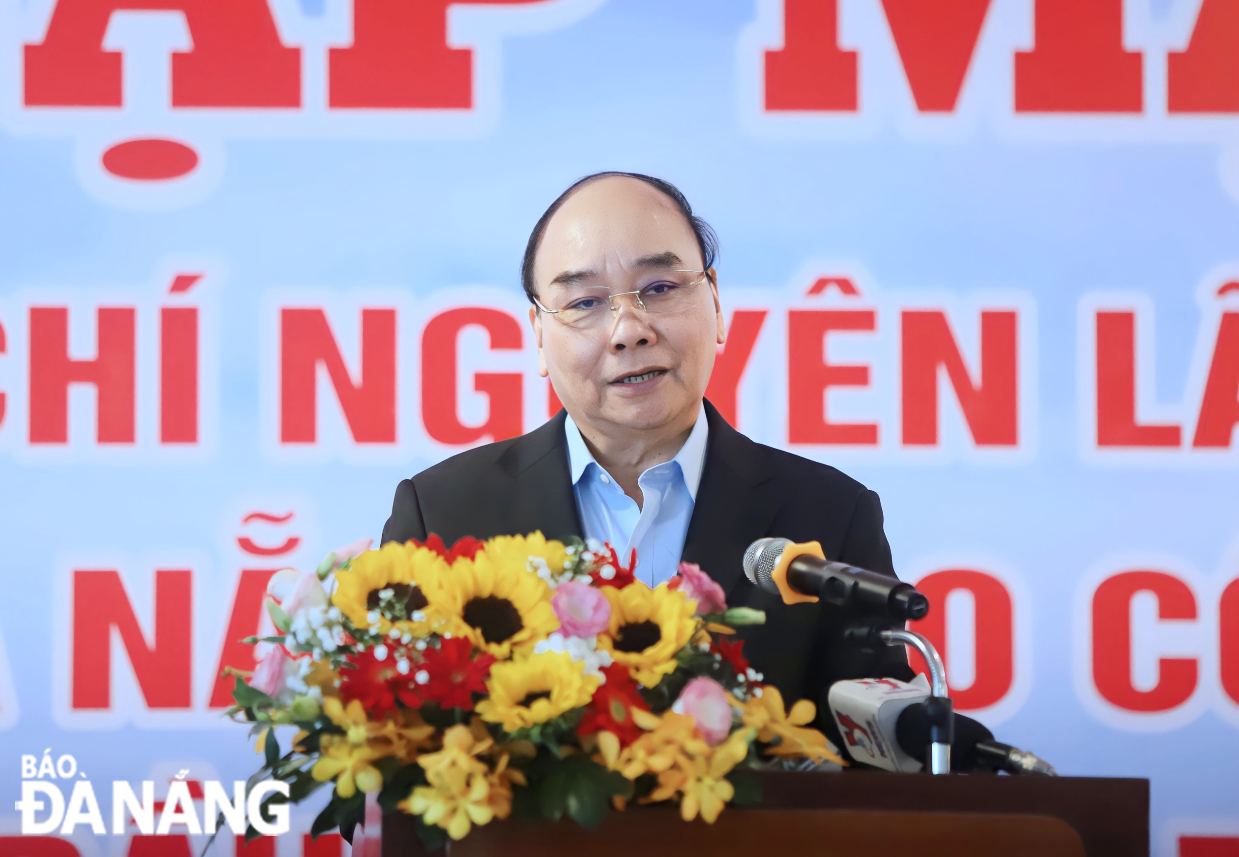 State President Nguyen Xuan Phuc addresses the meeting. Photo: NGOC PHU Secretary of the Da Nang Party Committee Nguyen Van Quang delivers a speech at the meeting. Photo: NGOC PHU