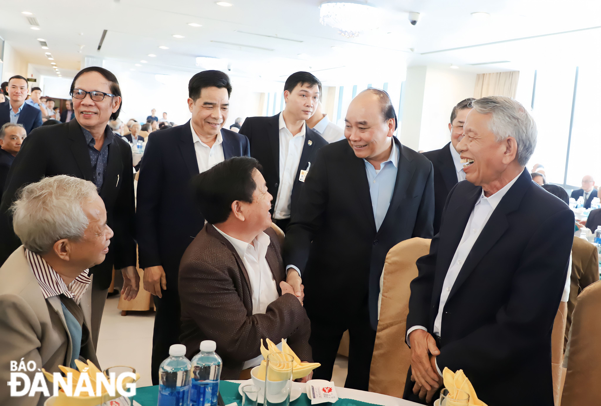 State President Nguyen Xuan Phuc (standing, 2nd from right) extends words of encouragement to public retirees who were the former leaders of the Quang Nam - Da Nang authorities and then worked in Quang Nam Proving after 1997. Photo: NGOC PHU