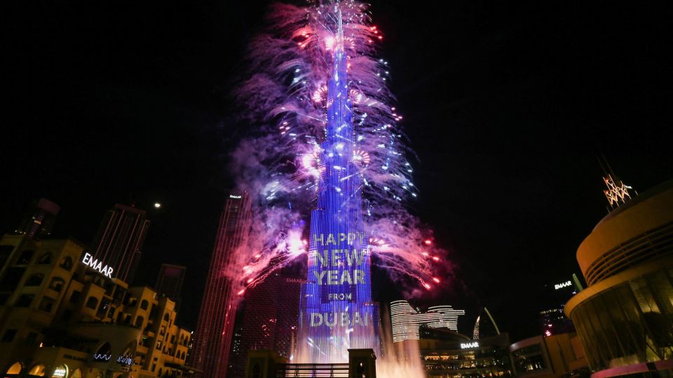 Màn pháo hoa chào mừng năm mới tại toà nhà cao nhất thế giới, tháp Burj Khalifa ở Dubai, Tiểu vương quốc A rập thống nhất. Ảnh: Reuters