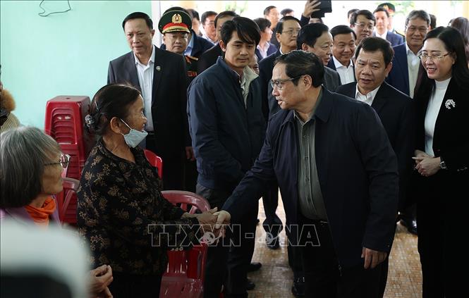 Thủ tướng Phạm Minh Chính đến thăm, động viên các hộ dân phải di dời để giải phóng mặt bằng cho tuyến cao tốc Bắc - Nam phía Đông. Ảnh: Dương Giang/TTXVN