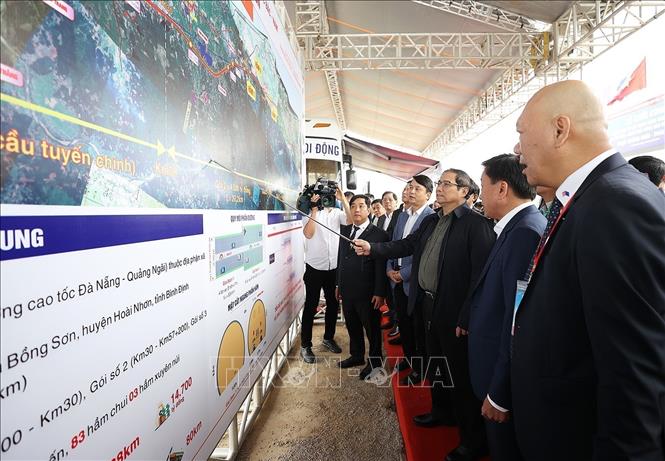 Thủ tướng Phạm Minh Chính nghe báo cáo dự án đường bộ cao tốc Bắc - Nam phía Đông, đoạn Quảng Ngãi - Hoài Nhơn. Ảnh: Dương Giang/TTXVN