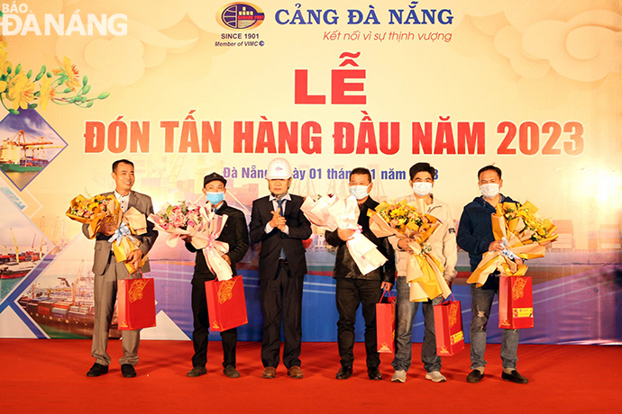 Party Committee Secretary cum General Director of the Da Nang Port Joint Stock Company Tran Le Tuan presents flowers and gifts to representatives of 5 shipping lines handling goods at the Tien Sa Port