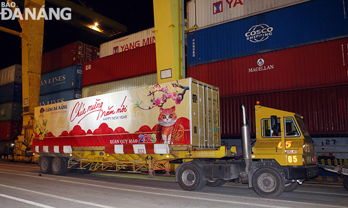 The first containers of cargo in 2023 are seen leaving the Da Nang Port through logistics services.