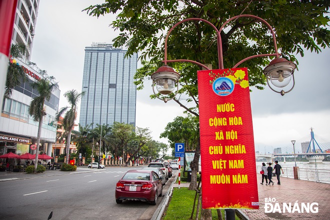 Bach Dang Street in Hai Chau District is decorated with many miniatures, banners, and flowers to welcome the New Year.