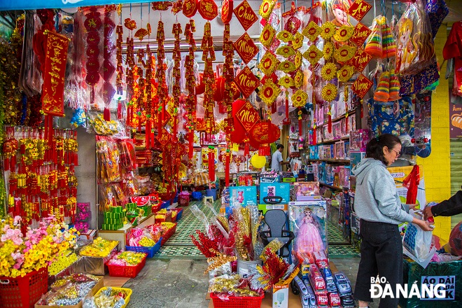 Abundant Tet decorations are on sale in Da Nang