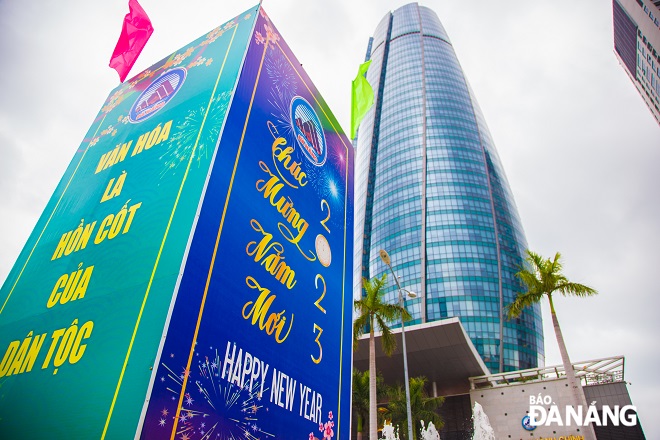 Four-sided publicity boxes enlighten a public space in front of the Da Nang Administrative Centre