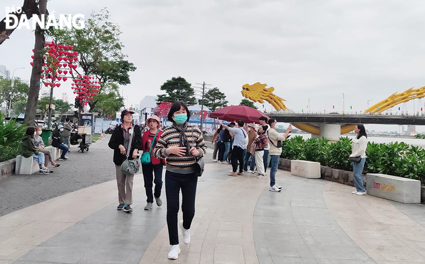 Khu vực cầu Rồng đang diễn ra nhiều hoạt động vui chơi, giải trí cũng là điểm đến không thể bỏ qua của du khách khi đến với Đà Nẵng trong dịp Tết dương lịch 2023.