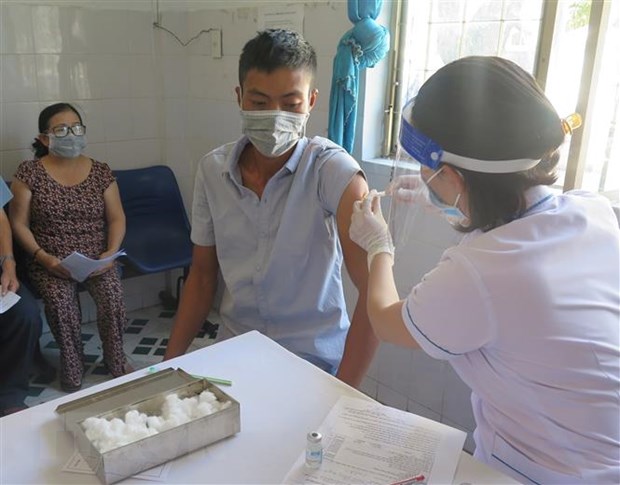 Lực lượng y tế tỉnh Kon Tum đang khẩn trương triển khai tiêm vaccine Abdala cho người dân. (Ảnh: Dư Toán/TTXVN)