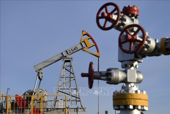 Bơm dầu tại giếng dầu Yamashneft ở Almetyevsk, Cộng hòa Tatarstan (LB Nga). Ảnh: AP/TTXVN