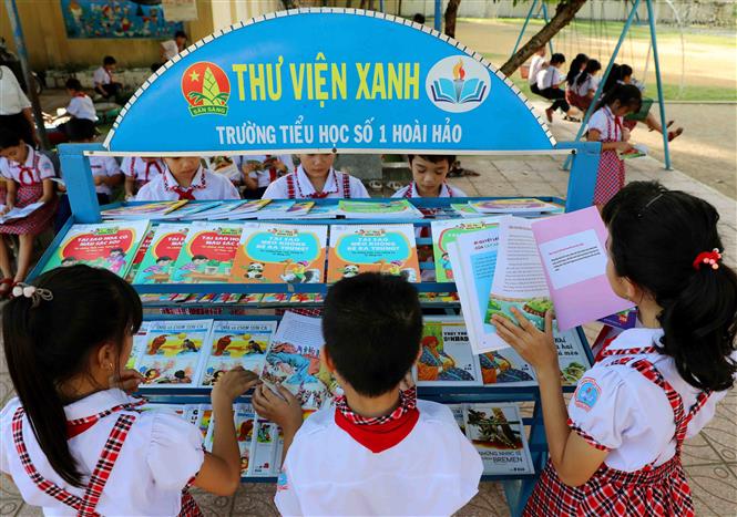 Thư viện xanh, thân thiện của Trường Tiểu học số 1 Hoài Hảo, huyện Hoài Nhơn (Bình Định) với không gian mở. Ảnh: TTXVN