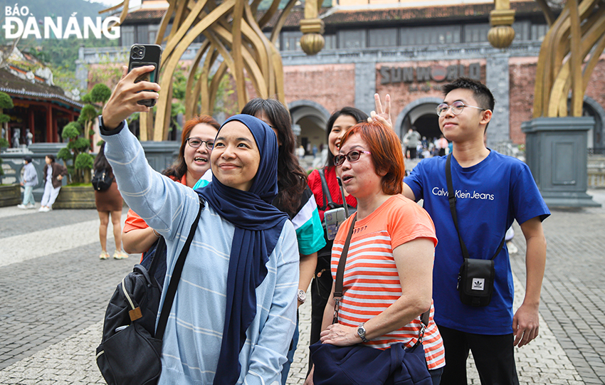 On the first day of the new year, the Sun World Ba Na Hills Tourist Area welcomed a large number of visitors at both home and abroad.