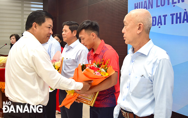 Da Nang Party Committee Deputy Secretary Luong Nguyen Minh Triet rewarding coaches in recognition of their remarkable achievements at the SEA Games 31. Photo: P.N