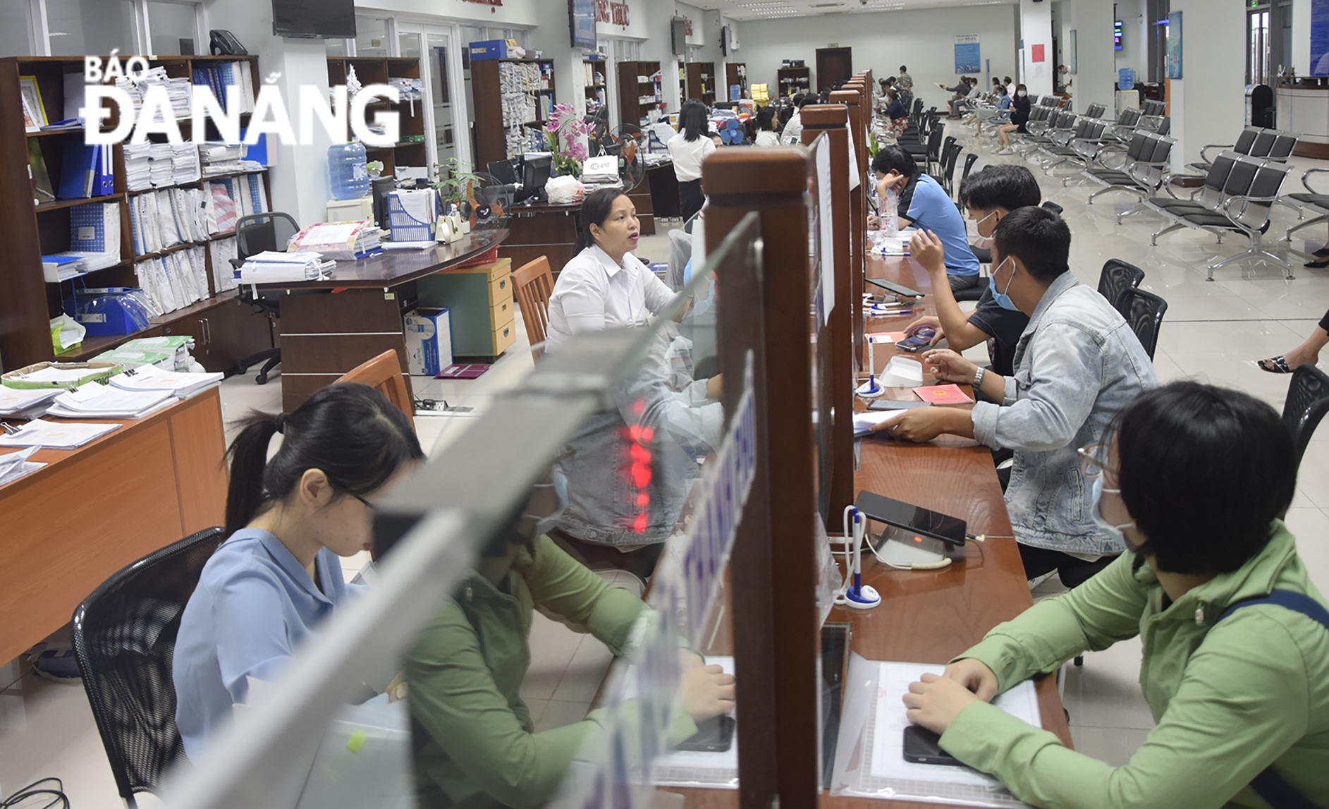 A scene is observe at the ‘One-stop-shop’ division of the Da Nang Administrative Centre Photo: TRONG HUY