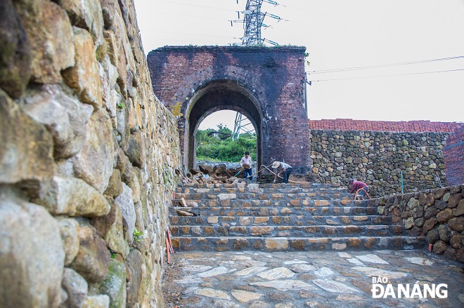 The system of doors and gates of Hai Van Quan is being restored by replacing the newly built bricks above with mallet bricks, and making stone walls below.