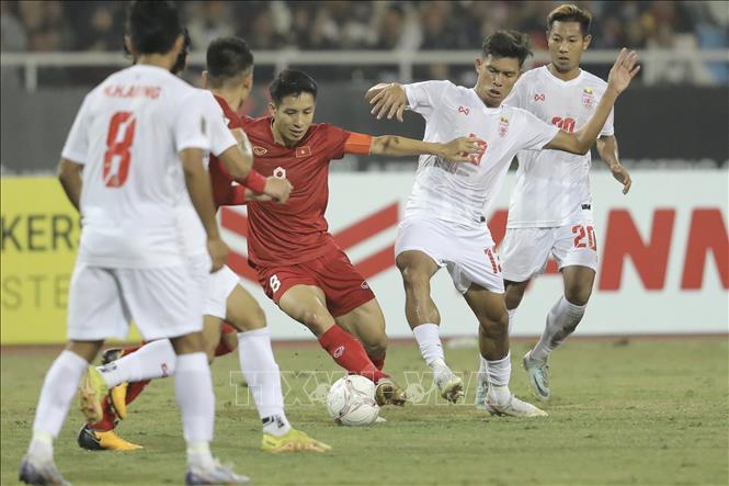 Pha tranh cướp bóng của đội trưởng Hùng Dũng và các cầu thủ bên phía Myanmar. Ảnh: Minh Quyết/TTXVN