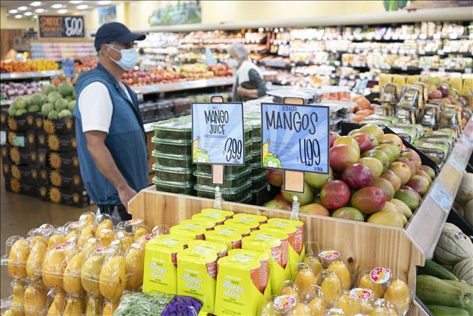 Người dân chọn mua hàng hóa trong siêu thị ở Millbrae, California (Mỹ) ngày 13-7-2022. Ảnh: THX/TTXVN